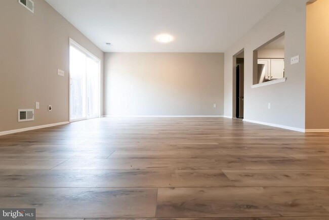 Building Photo - 2 Fairfax Ct