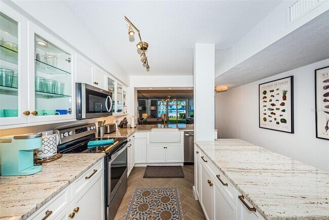 Building Photo - 5901 Bahia Del Mar Cir N