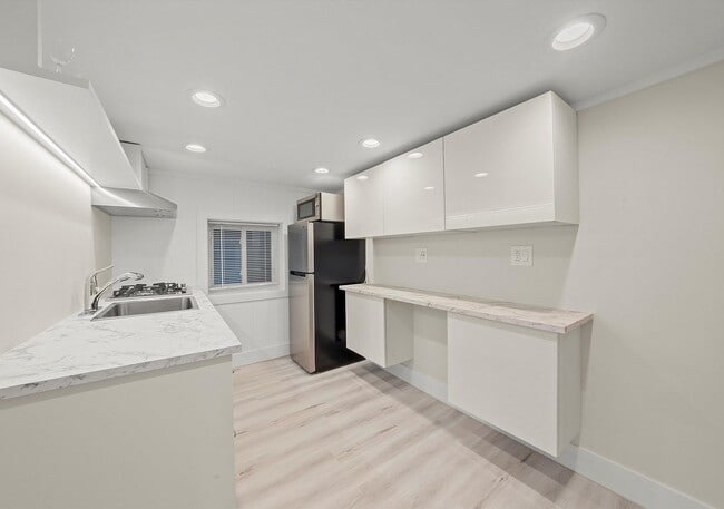 Building Photo - 1025 W 31st Pl