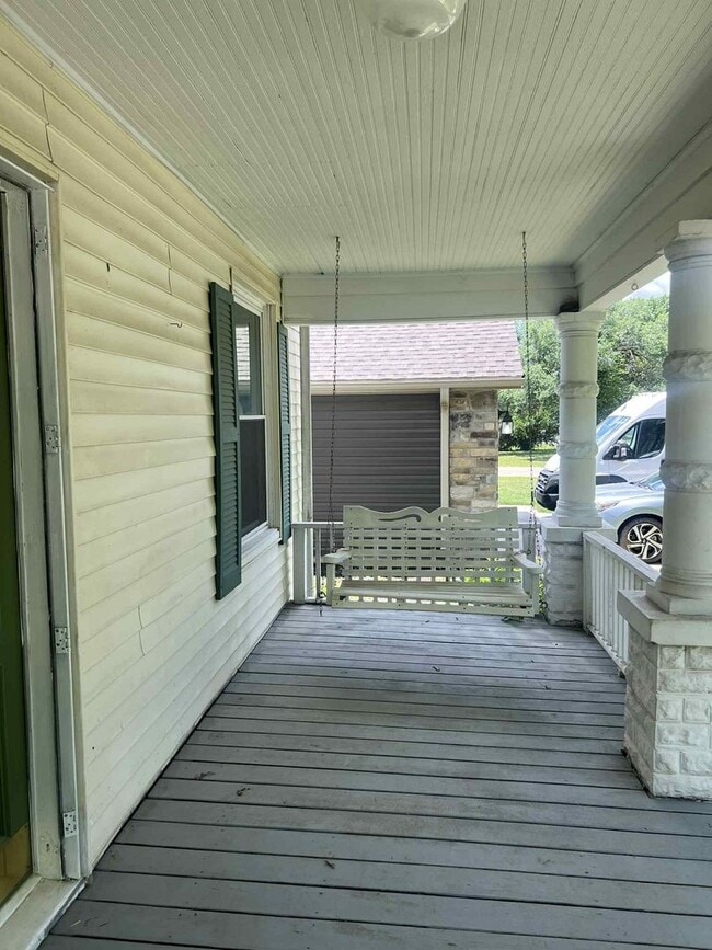 Building Photo - BEAUTIFUL HISTORIC, VINTAGE 4 BEDROOM / 2 ...