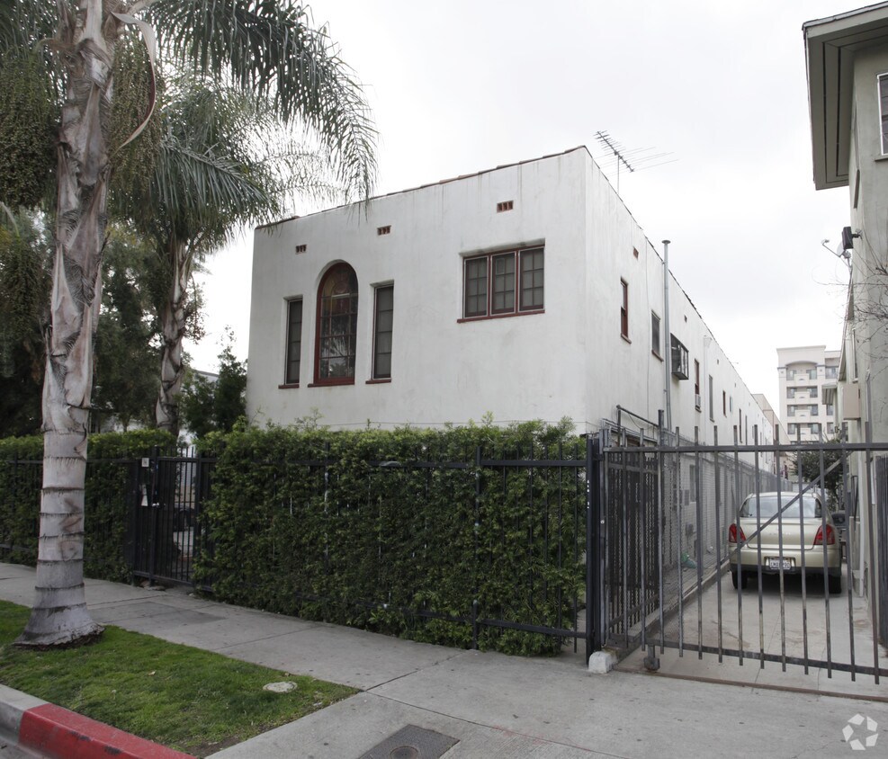 Foto del edificio - 1725 N Bronson Ave