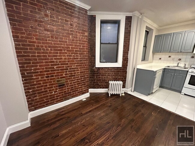 Building Photo - Tenth Avenue