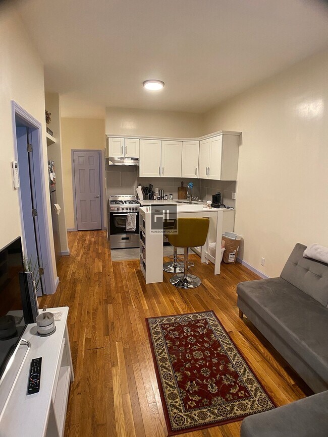 Building Photo - MODERN 2 BED 1 BATH WITH DISHWASHER INCLUDED