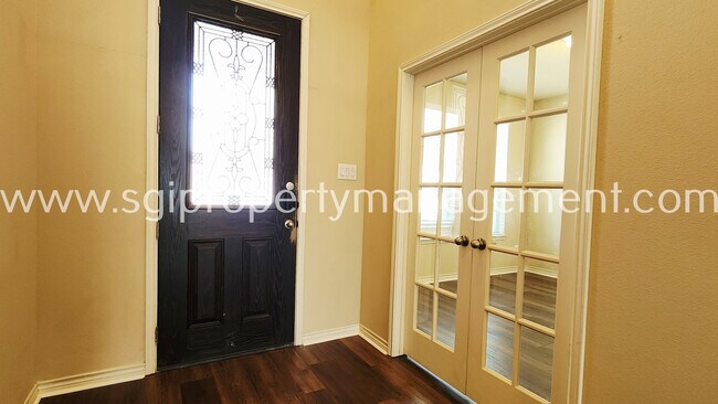 Foto del edificio - 817 Mist Flower Dr