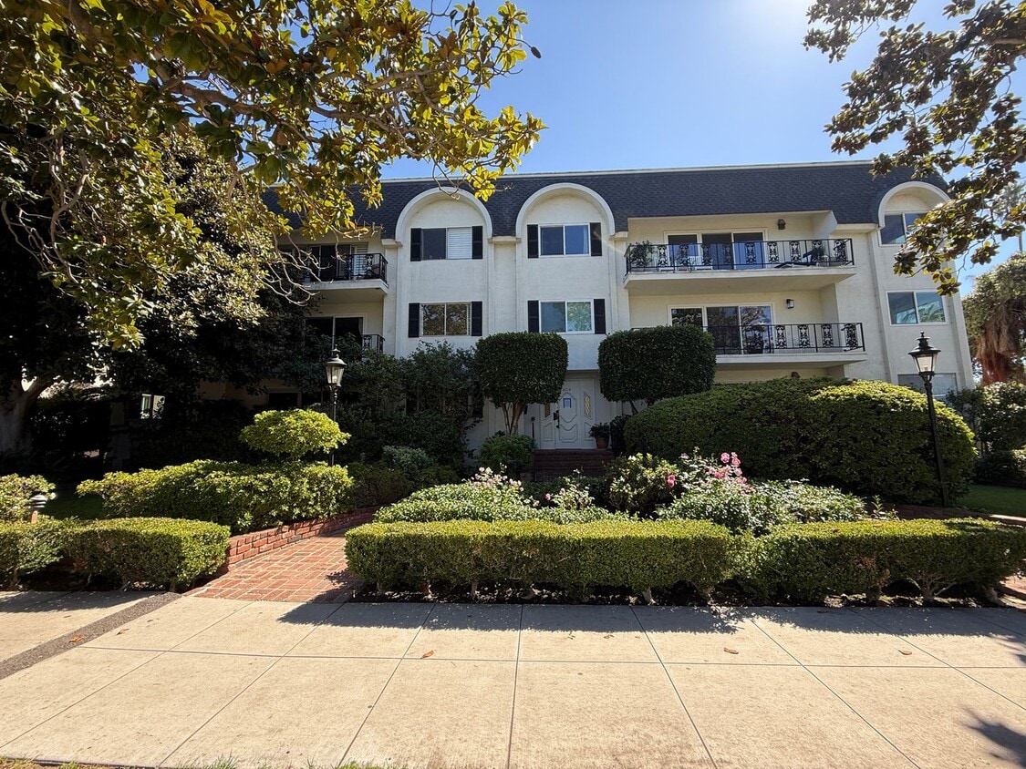 Foto principal - Welcome to 404 San Vicente — Prime Santa Monica Living!