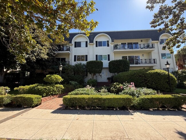 Building Photo - Welcome to 404 San Vicente — Prime Santa Monica Living!