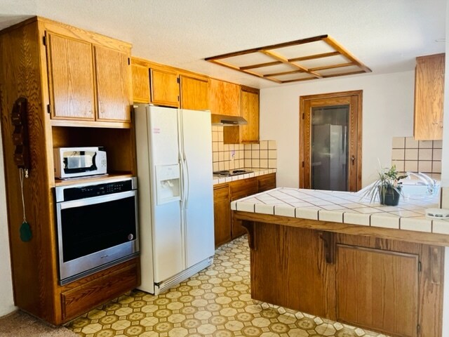 Kitchen includes refrigerator. - 14909 Pueblo Dr