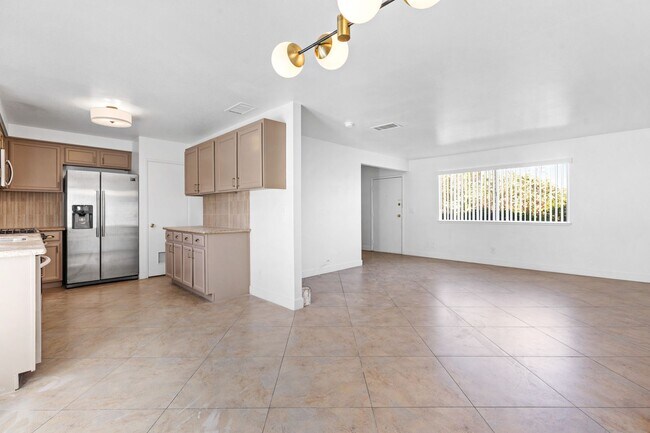 Foto del edificio - Spacious 3-Bed, 1.5-Bath Townhome with Oversized Private Patio in Central 89103 — Bright Bedrooms...