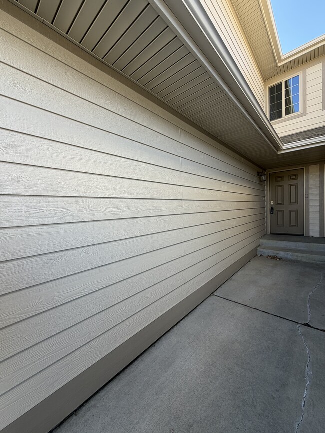 Building Photo - 574 Killarney St