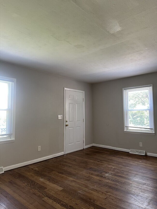 Building Photo - Three Bedroom, One Bathroom Home for rent ...