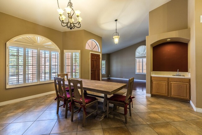 Building Photo - 626 W Mountain Vista Dr