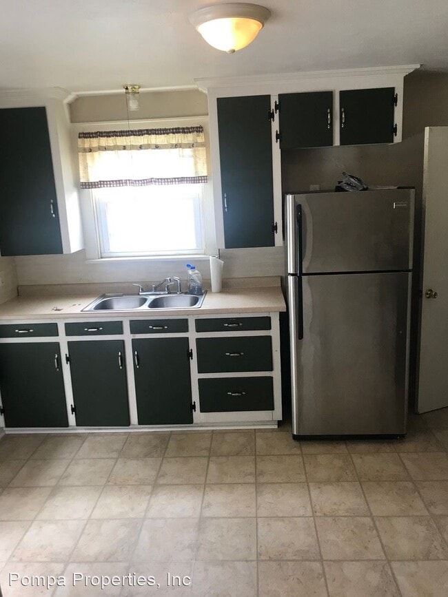 Building Photo - 3 br, 1 bath House - 534 N Buhl Farm Drive