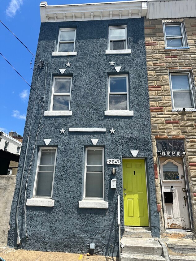 Primary Photo - 2047 E Sergeant St
