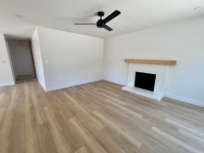 Building Photo - 1327 Tanglewood Dr