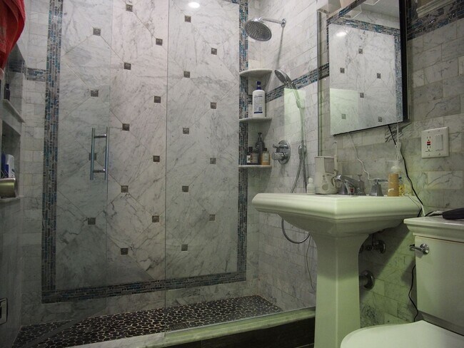 Building Photo - Charming 3 Bedroom