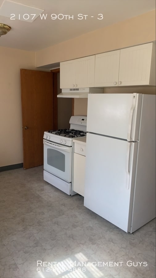 Building Photo - 2107 W 90th St
