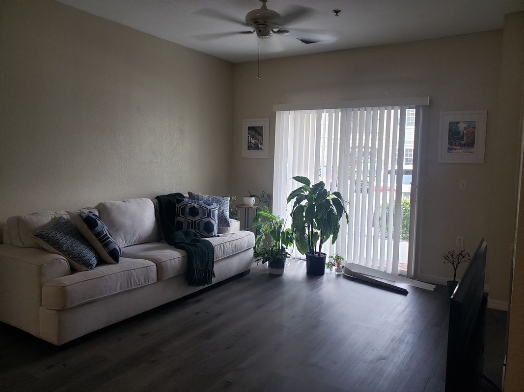 Foto del edificio - 8102 Lillies Way