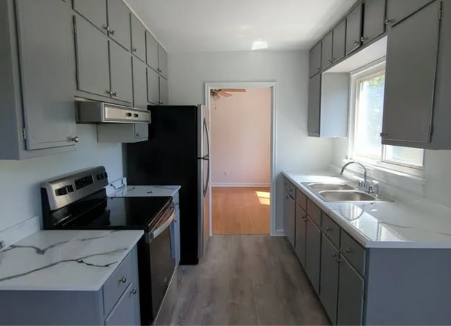 Building Photo - 100 Rees Ave