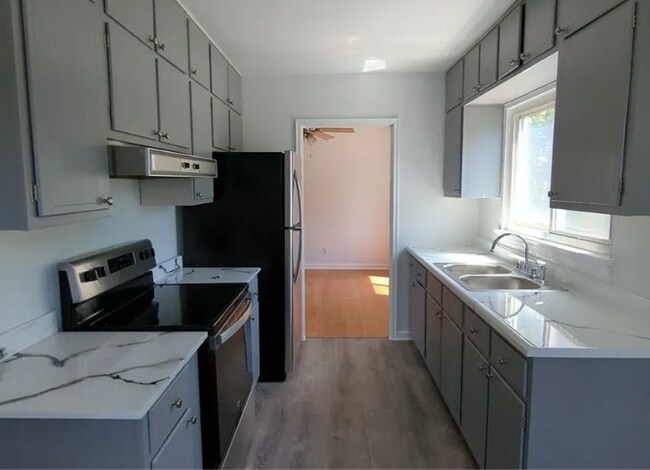 Foto del edificio - 100 Rees Ave