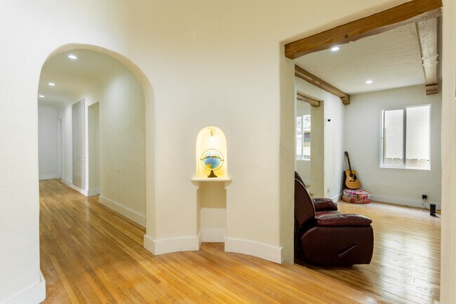 Foto del edificio - 450 S Roxbury Dr