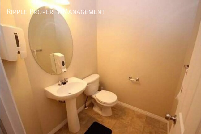 Building Photo - MODERN TWO STORY 3 BEDS/ 1,5 BATHS TOWNHOUSE