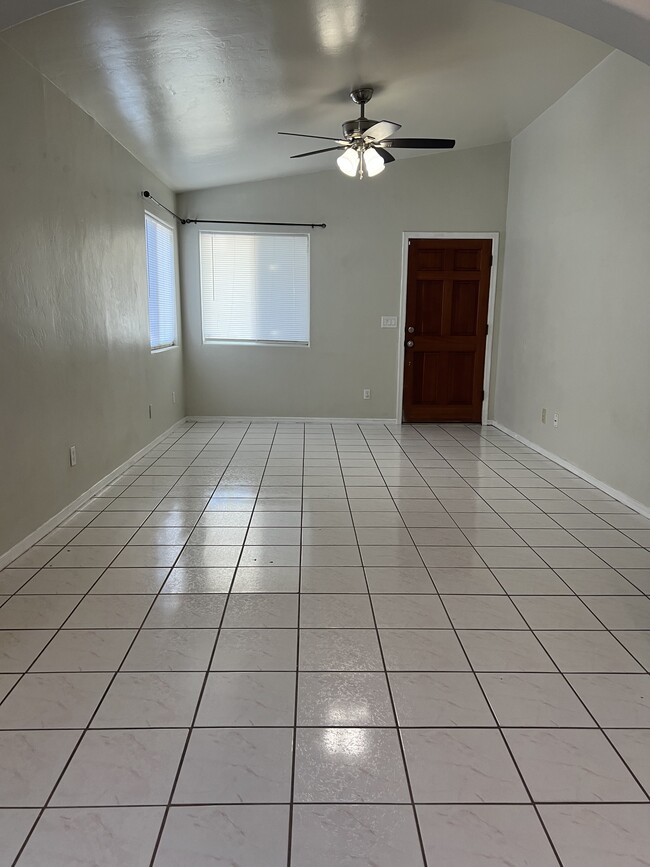 Foto del edificio - 1330 E Lark Way