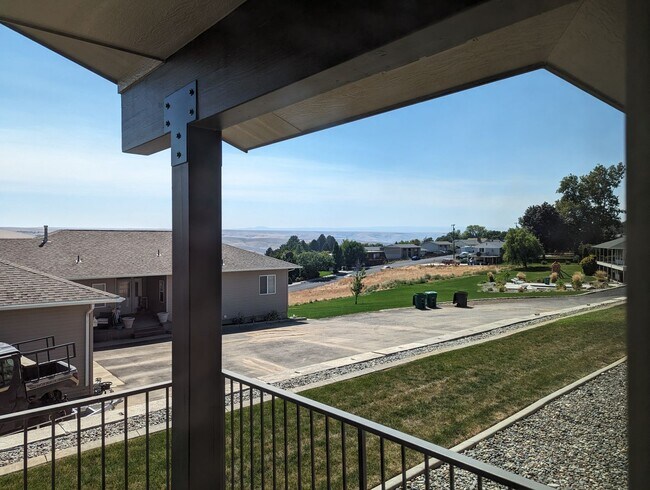 Building Photo - Wonderful 3 bedroom 2 bath Orchards condo
