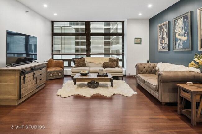 Building Photo - 675 N McClurg Ct