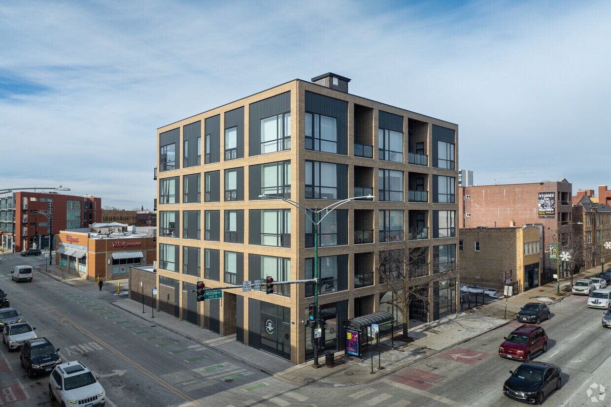 Building Photo - 2406 W Armitage Ave