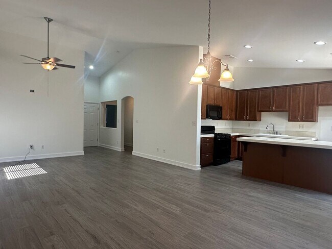 Building Photo - 4 Bdrm + 2 Bath  **READY NOW!