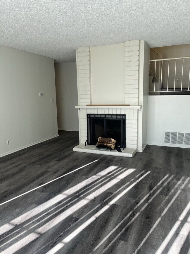 Building Photo - 480 Las Palomas Dr