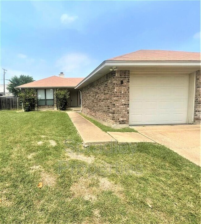 Building Photo - 1714B Iris Cir