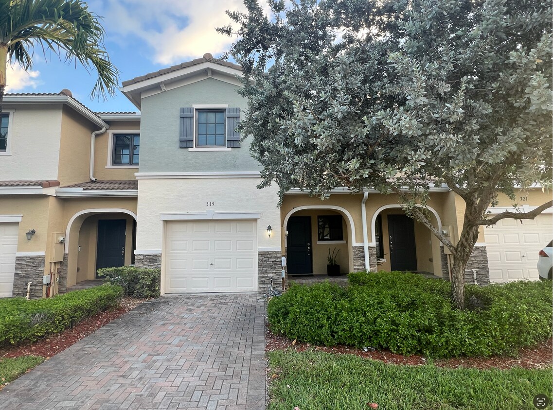 Foto principal - 319 NE 194th Ln