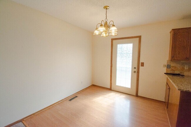 Foto del edificio - Spacious 2 Bed, 1.5 Bath with Oversized Garage!