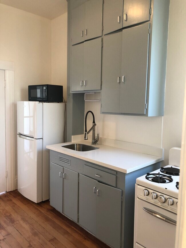 Kitchen - 221 Jersey St