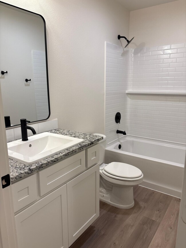 Building Photo - 2513 Kenwood Ave