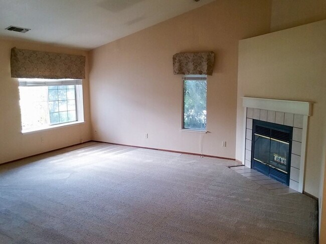 Foto del edificio - 3 Bedroom Home in Hilltop Area