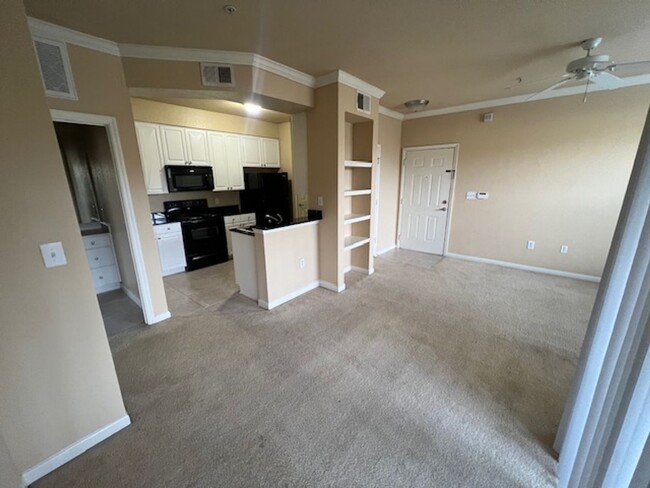 Building Photo - Luxury 3rd floor condo available July 1st ...