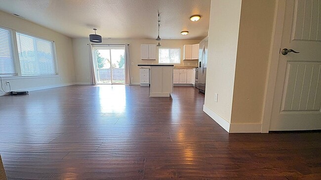 Building Photo - Single Level 3 bed 2 bed Home in Dallas, O...