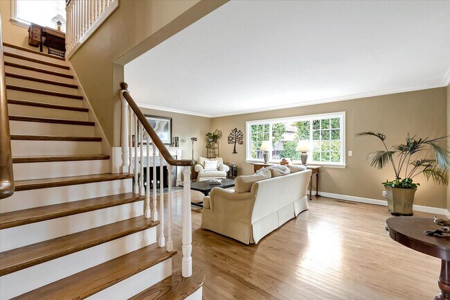 Foto del edificio - Executive Oasis l Huge Lot with Lush Green...