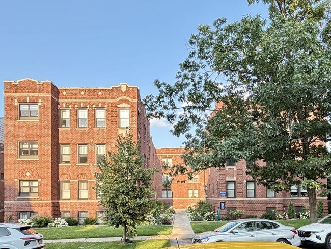 Building Photo - 1240 Oak Ave
