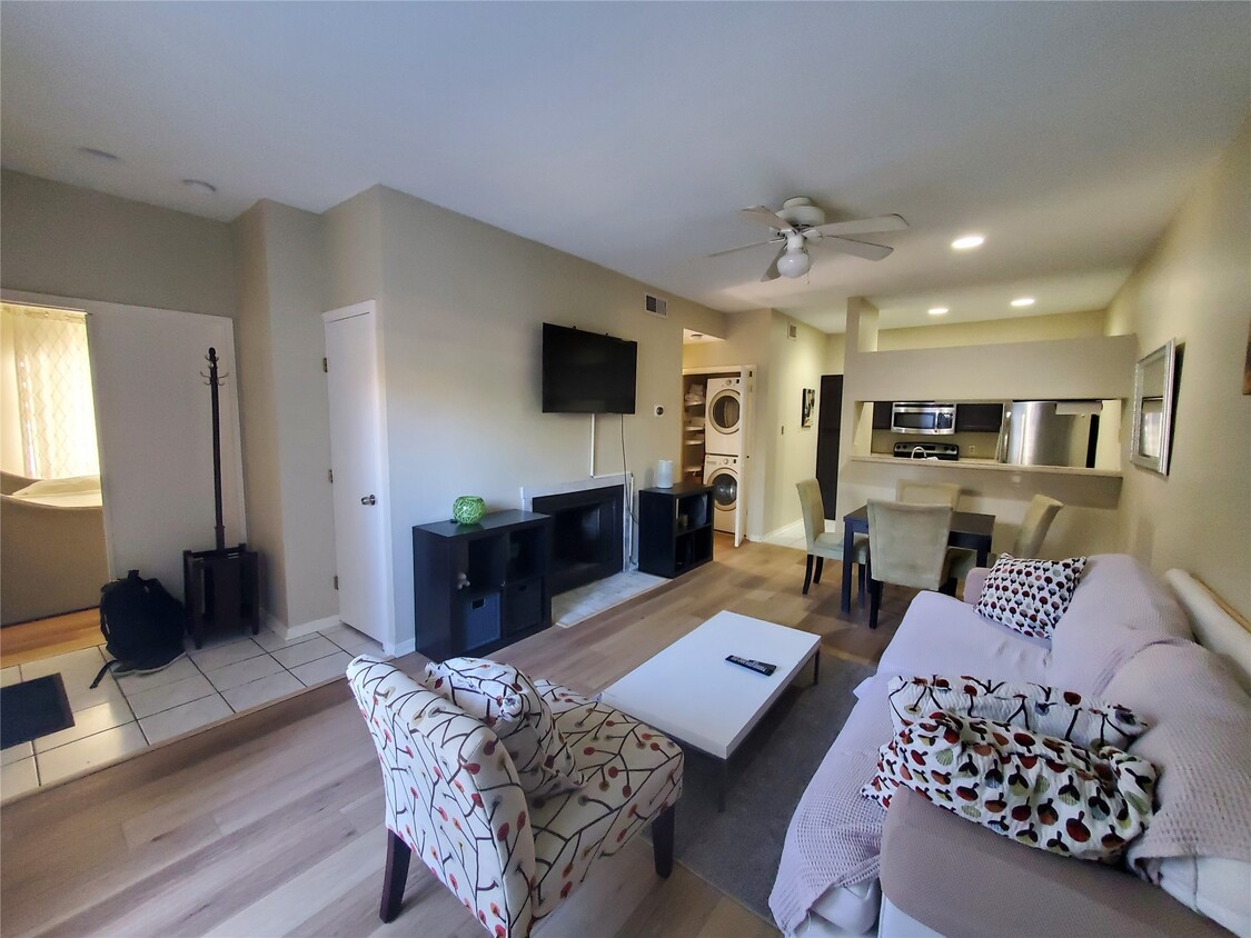Foto principal - 8055 Cambridge St