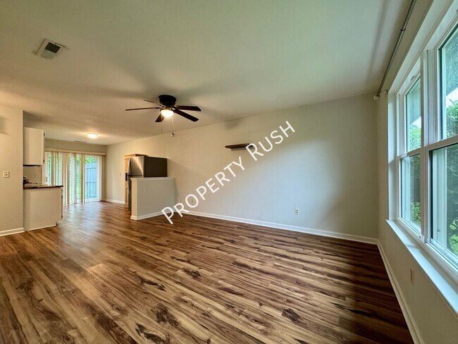Foto del edificio - 8740 Millard Lee Ln