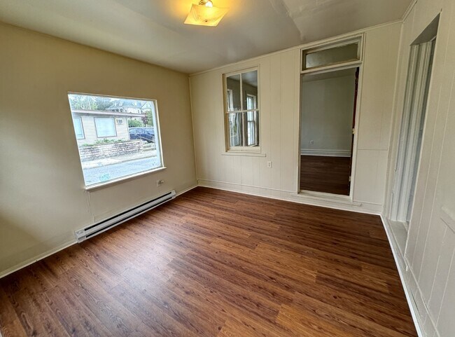 Building Photo - AVAILABLE NOW! 3BR 1.5 BTH