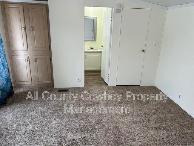 Building Photo - 4746 E Skyline Dr