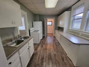 Building Photo - 423 N 13th Ave E