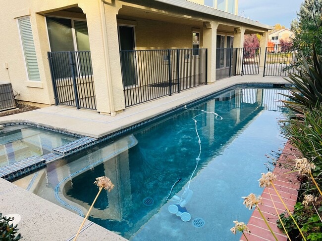 Building Photo - Luxurious home on the lake with a pool in ...