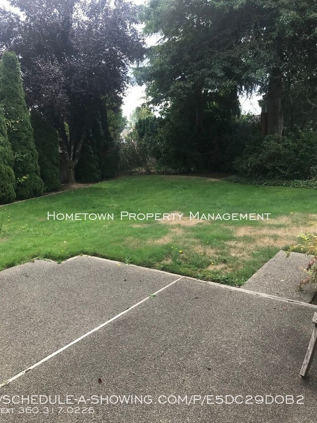 Building Photo - Beautiful Ward Lake Heights Home