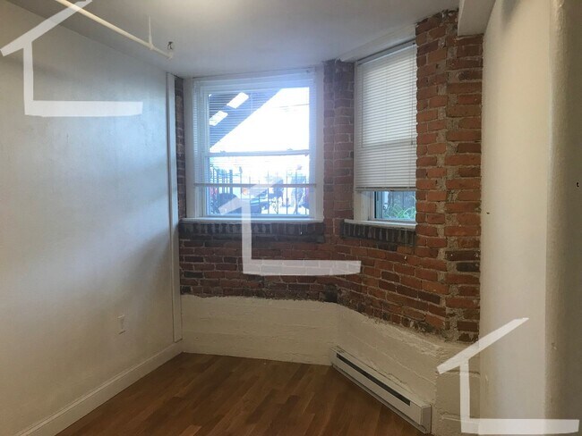 Building Photo - Great 4 Grads & Pros!  Modern Apt Near B-L...