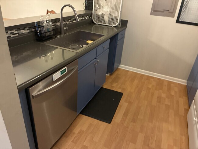 Foto del edificio - Room in Condo on Finley Forest Dr